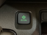 ECON モードをON にするとアクセルペダルの動きに対するエンジンの反応とエアコンの制御を切り換えることで、燃費のいい運転をするドライバーがペダルを踏んだ時と同じようにエンジンを制御します。