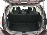 トランクスペースです!リヤシートは左右別々に倒せるので、乗車人数と荷物の量に合わせたアレンジが可能です。