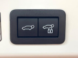 【パワーバックドア】スマートキーや運転席のボタンを押すだけでリアゲートが自動で開閉します!荷物を持っている時や、高い位置にあるバックドアを閉める際に便利な機能です♪