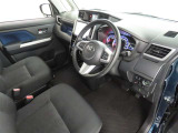 シンプルで使いやすいデザインの運転席です。
