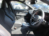 BMWのシートは長距離運転でも疲れにくいように設計されており、腰・背中・太ももを自然な姿勢で支える形状になっています。特にホールド感とクッション性のバランスが良く、身体がブレにくいのが特徴です。