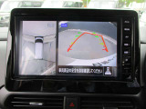 アラウンドビューモニターも装備しております。ご覧のように車体を真上か見たような映像なので、車庫入れの苦手なお客様ももうご心配いりません。