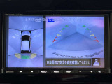 上からの視点で狭い駐車場への駐車に役立つ、アラウンドビューモニター対応メモリーナビ装備。