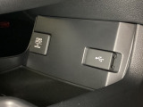 アクセサリーソケットはUSBのアダプターなどをつければ、スマホの充電にも使えます。横にはナビゲーション用の外部入力可能なUSB端子がついており、周辺には物が置けるボックスがついています。