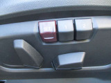 運転席メモリー付きフロント電動シート装備。