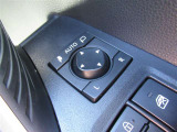 駐車時や狭い道でのすれ違い時に気を使うミラー。電動格納式ドアミラーはそんな時に便利です。