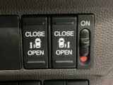 【両側パワースライドドア】両側がパワースライドドアになっており、運転席のスイッチやスマートキーでも開閉が可能です!開口部も広いので乗り降りも楽々♪