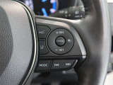 アダプティブクルーズコントロール機能付きです。走行中に先行車の様子を検知しながら、設定した車速の範囲内で先行車との距離のキープを支援します。詳細は販売店スタッフまでおたずねください。