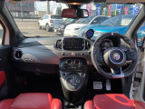 イタリア車ならではの美しさ、走りへのこだわりを感じるインテリアデザイン!
