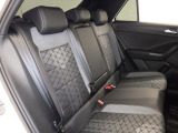 安全性と快適性を追求した、少し硬めのシート。 これは長時間の運転や渋滞などの状況でも、身体の疲労度が少ないことを求めたものです。
