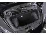 スーパーカーでありながら実用性も確保したフロントトランクを装備。小旅行の荷物やゴルフバッグも収納可能で、日常使いも現実的。走りだけでなく使い勝手まで優れた一台です。