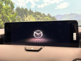 【12.3インチマツダコネクト】車内の雰囲気にマッチした大型ディスプレイ。スマホ接続でのナビ使用やBluetooth再生等、様々な機能が楽しめます。直感的なダイヤル操作が可能で、使い勝手も良好です。