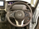 ハンドルにHondaセンシング系のクルーズコントロールやレーンキープアシストなどのスイッチと、オーディオの操作スイッチが装備されています。ハンドルから手を離さず安全に操作できます。