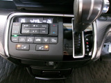 オートエアコンは左右席で独立温度コントロールが可能です。運転席はキンキンに冷やして助手席はマイルドにと言った設定が可能です。暑さ寒さでケンカすることもなくなりますね。