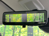 【インテリジェントルームミラー】後席の大きな荷物や同乗者で後方が確認しづらい時でも安心!カメラが撮影した車両後方の映像をルームミラー内に表示。クリアな視界で状況の確認が可能です!
