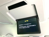 【後席モニター】家族や友人とお出かけする機会が多い方に大人気の後席モニターを装備!見やすい位置に画面がありテレビやDVDの視聴も快適!友達もお子様も、後席にしか乗らなくなるかも??