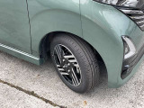 純正アルミホイール155/65R14で足元をスタイリッシュに演出します