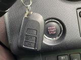 【スマートキー】カバンやポケットに入れたままでもドアの施錠・解錠が可能なスマートキーを装備。エンジンのオン・オフ時もカギを取り出す必要が無いからとっても便利です♪