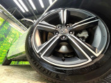【純正アルミホイール】外観にマッチした純正アルミホイールを装着しております。各種社外アルミホイールや、スタッドレスタイヤも取扱いしております。是非ご相談ください♪