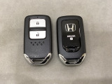 スマートキーを装備しています。鍵を差し込むことなくドアロックの開け閉めと、スタートボタン操作でのエンジンスタートができます。スペアキーも同じものを用意しております。
