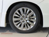 純正のアルミホイール装着車です。タイヤサイズは235/50R18です。