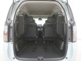 3列目シートを跳ね上げれば広々ラゲッジスペースになります!!