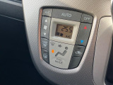【オートエアコン】一度お好みの温度に設定すれば、車内の温度を検知し風量や温度を自動で調整。暑い&hellip;寒い&hellip;と何度もスイッチ操作をする必要はありません。快適な車内空間には必須の機能ですね♪