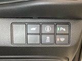 Hondaセンシング用の、VSA(ABS+TCS+横滑り抑制)解除と路外逸脱抑制機能のオンオフスイッチなどはハンドルの右側に装備しています。
