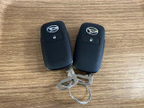 【スマートキー】 スマートキーを携帯していれば、ドアハンドルのボタンを押してロックの解除ができ、パワースライドドアもワンタッチで開閉できます。