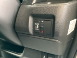 スイッチひとつで開閉できる片側電動スライドドアを搭載。雨の日や両手がふさがっている時にも便利です。