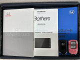 スマートキーは鍵をバッグに入れたままでもドアロックの開閉やエンジンのON・OFFができます。夜間や雨の日も鍵を探さなくて良いので便利です。