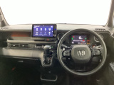 車内は光触媒抗菌消臭施工済です。スタイリッシュなデザインでスポーティなインパネ周りを演出します。グローブボックスやカップホルダーのほかにトレーなどたくさんの収納スペースが付いています。