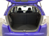 ラゲッジも広く使いやすいトランクは、開口部も広く荷物の積み下ろしもしやすいお車となっております。リアシートの背もたれは6:4の割合で分割して可倒できるので、長いお荷物などを載せることもできます。