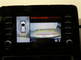 パノラミックビューモニター付きです。車両を上から見たような映像をディスプレイオーディオ画面に表示。運転席からの目視だけでは見にくい、車両周辺の状況をリアルタイムでしっかり確認できます。