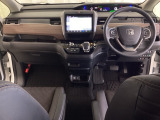 車内は光触媒抗菌消臭施工済です。インパネ周りはスタイリッシュなデザインで機能や装備も充実しています。グローブボックスやカップホルダーのほかにトレーなどたくさんの収納スペースが付いています。