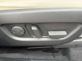 パワーシートの使用になっているので片手一本で座席を動かせます!
