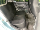 後部座席も気になるようなキズ・汚れやへたり等、大きなダメージはなく、良好な状態です。