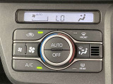 オートエアコンは温度を設定するだけで、自動で風量などを設定してくれます。運転しながら操作も必要ないので、安全性も向上します。