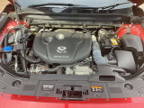 エンジンルームもピカピカに磨いてあります!納車時には、安心してお使いいただくために、しっかり整備してお引渡しいたします☆ディーゼル特有の音や振動を抑えるマツダ独自の技術を織り込んだ自慢のエンジンです