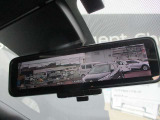 スマートルーミラー装備車両後方のカメラ映像をミラ-面に映し出すので、車内の状況や、天候などに影響されにくく、よりクリアな後方視界が得られます。