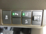歩行者や障害物などが車に近くなるとアラームで知らせてくれるパーキングセンサーを装備しています。特に狭い道や駐車場などで非常に便利な機能です。