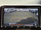 【バックモニター】後方の障害物や歩行者を確認できるバックモニター。狭い駐車場や混雑した場所でも安心して車を操作できます。