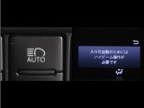 オートマチックハイビームとは、先行車や対向車のライトを認識し、ハイビームとロービームを自動で切り替える機能です。夜道の視界を確保します。詳細は販売店スタッフまでお尋ね下さい。