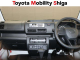 シンプルな運転席周りです。インパネ周りの各操作スイッチ類も使いやすいよう配置されています!