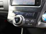 フルオートエアコンが装備されています!お好みの温度設定をするだけでエアコンの風量やモードの切り替えを自動でコントロールしてくれます!ユーザーの操作が少なく燃費走行にもつながります!