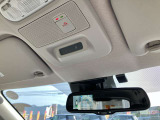SOSコールはもしもの時にオペレーターと直接会話ができ安心です。(ご利用にはNissanConnectへの登録が必要です) 自動防眩ルームミラーで夜間の眩しさを軽減してくれます。アラウンドビューモニターつき。