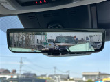 【デジタルインナーミラー(トヨタ)】車両後方カメラの映像をルームミラーに映すことが出来ます。 そのため、後席に人や荷物があって後方が見えづらい場合でもしっかり視界を確保することが出来ます。