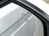 【ブラインドスポットインフォメーション】走行中、ドアミラーの死角になりやすい箇所に後続車が接近するとサイドミラー付近に警告を表示、ドライバーに注意喚起をしてくれます。