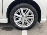 15インチ純正アルミホイール装着