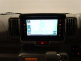 純正ナビ7型(MJ119D-W)を装備。タッチパネル式で使いやすく、お出かけもラクラクです。